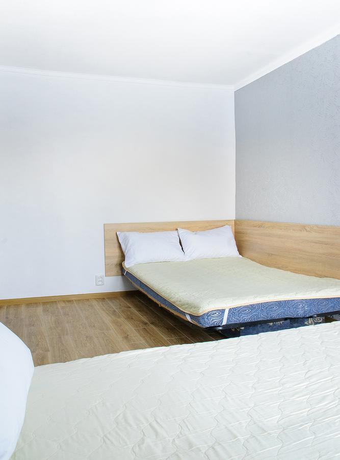 Scandinavian Poltava Apartments With 2 Rooms, 3 Beds 1 Sofa Exterior foto